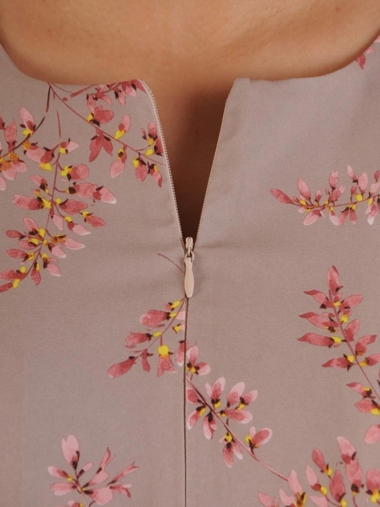 Elegancka sukienka rozkloszowana midi w kwiaty – wysmuklające przeszycia i pasek w talii 24564