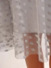 Gołębia sukienka rozkloszowana w grochy na wesele i święta – fason pięknie podkreślający talię 27633
