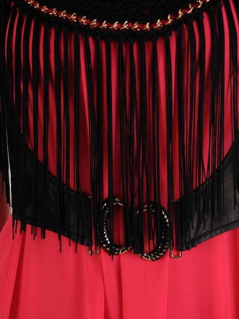Elegancka sukienka trapezowa maxi amarantowa – tuszujący krój z efektowną klamrą 11642