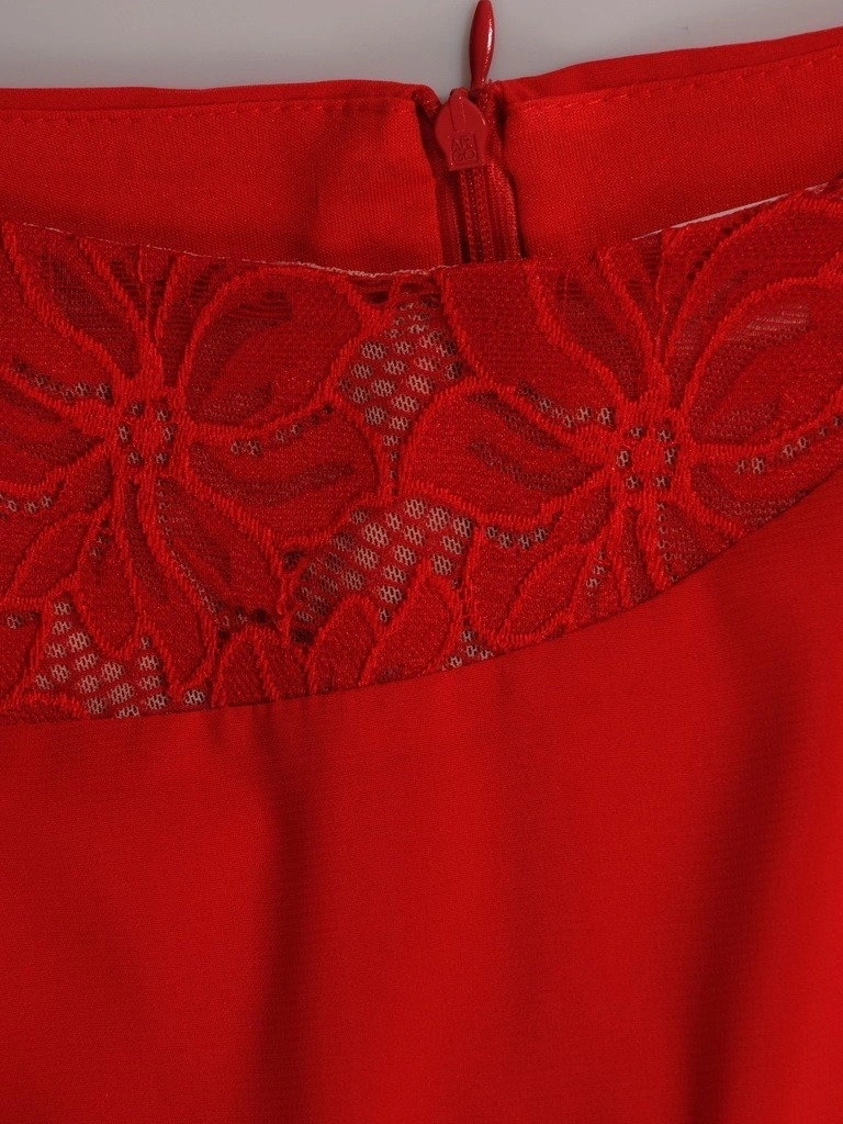 Czerwona sukienka wizytowa midi z rękawem 3/4 – prosty fason z ozdobnym dekoltem i broszką 18882