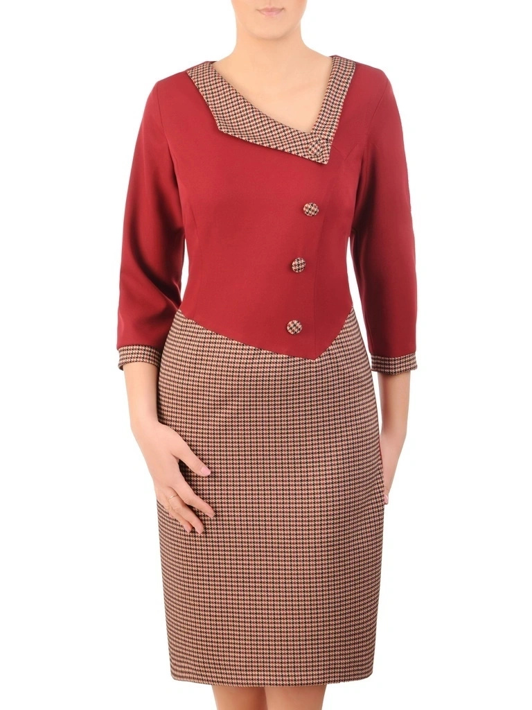 Elegancka sukienka biurowa w pepitkę o prostym fasonie – stylowe guziki i rękaw 3/4 31713