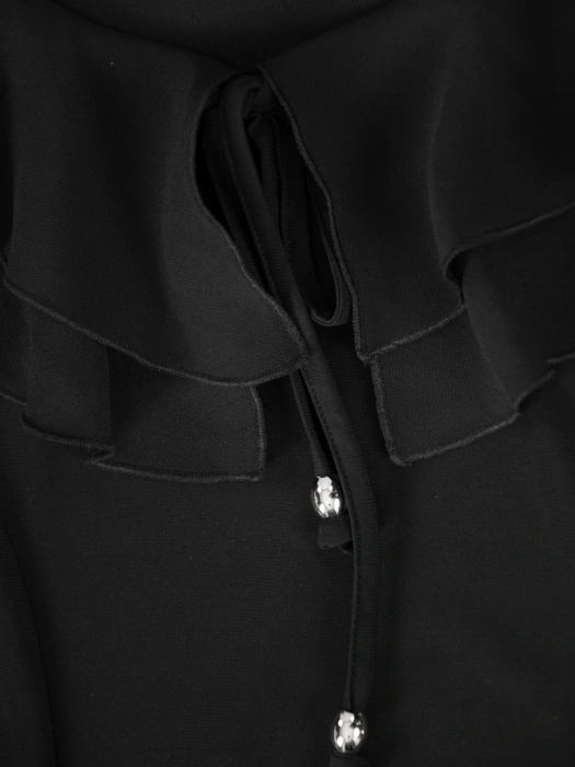 Elegancka czarna sukienka rozkloszowana z żabotem – kobiecy krój tuszujący biodra 36244