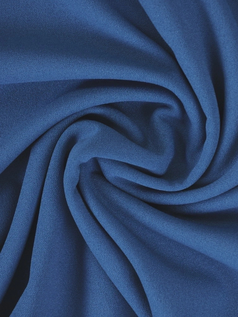 Elegancka niebieska sukienka midi o prostym kroju – wyszczuplające przeszycia i szykowny dekolt 37967