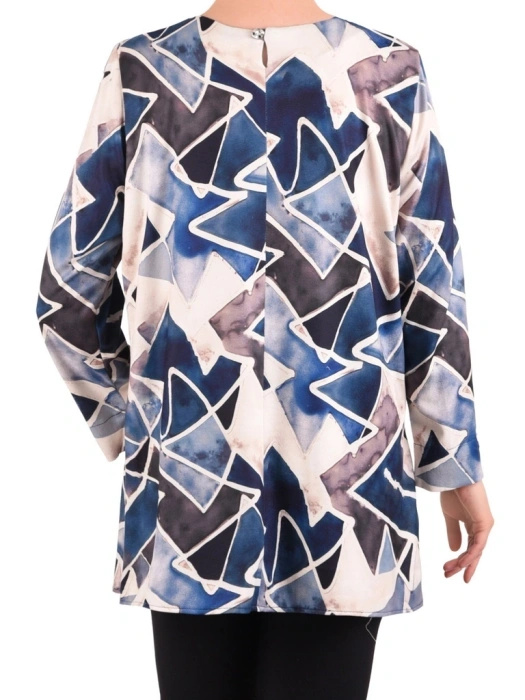 Elegancka bluzka plus size z geometrycznym wzorem, prosty fason – z dekoltem V optycznie wysmuklającym sylwetkę i broszką 41076