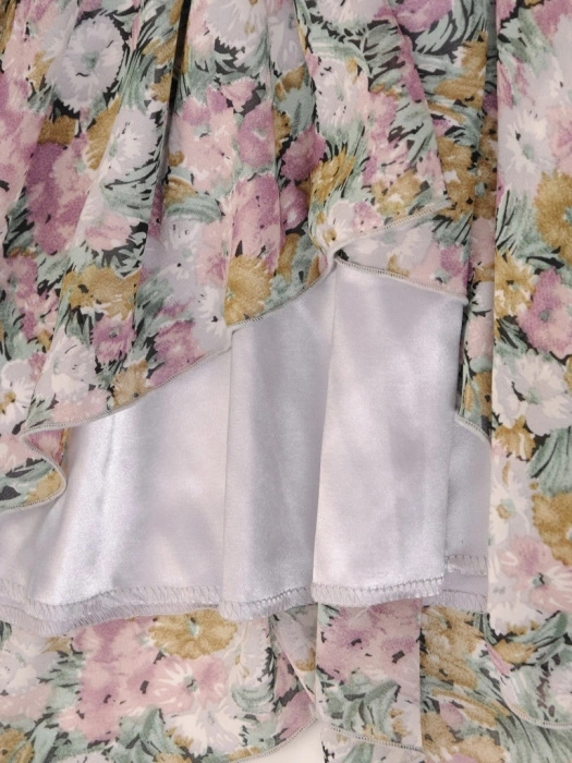 Elegancka sukienka trapezowa midi w kwiaty – swobodny fason tuszujący biodra 30818