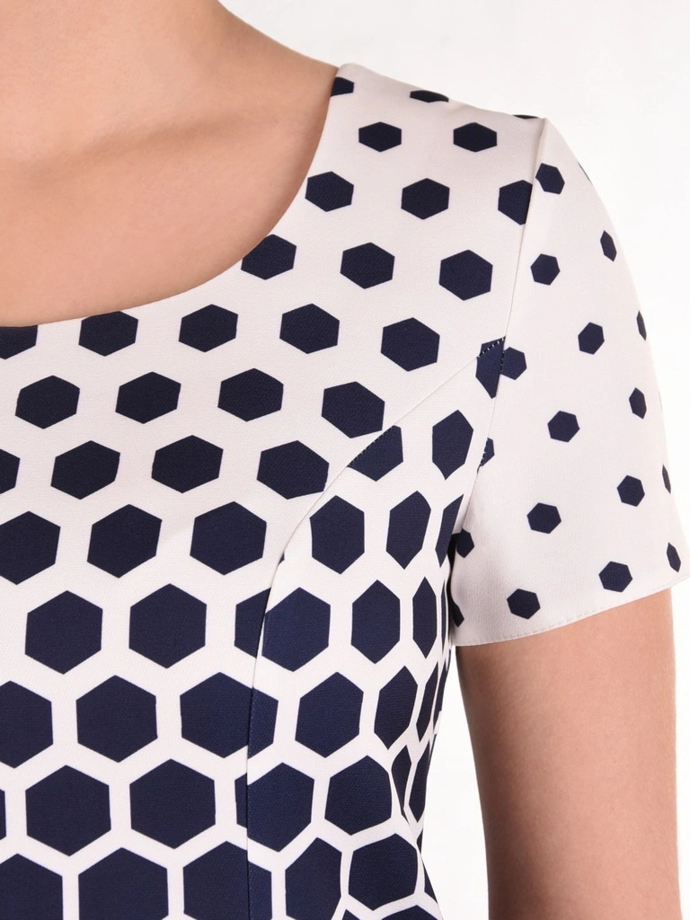 Elegancka sukienka midi w kontrastowy print o prostym kroju – wysmuklająca sylwetkę kreacja do biura 41544