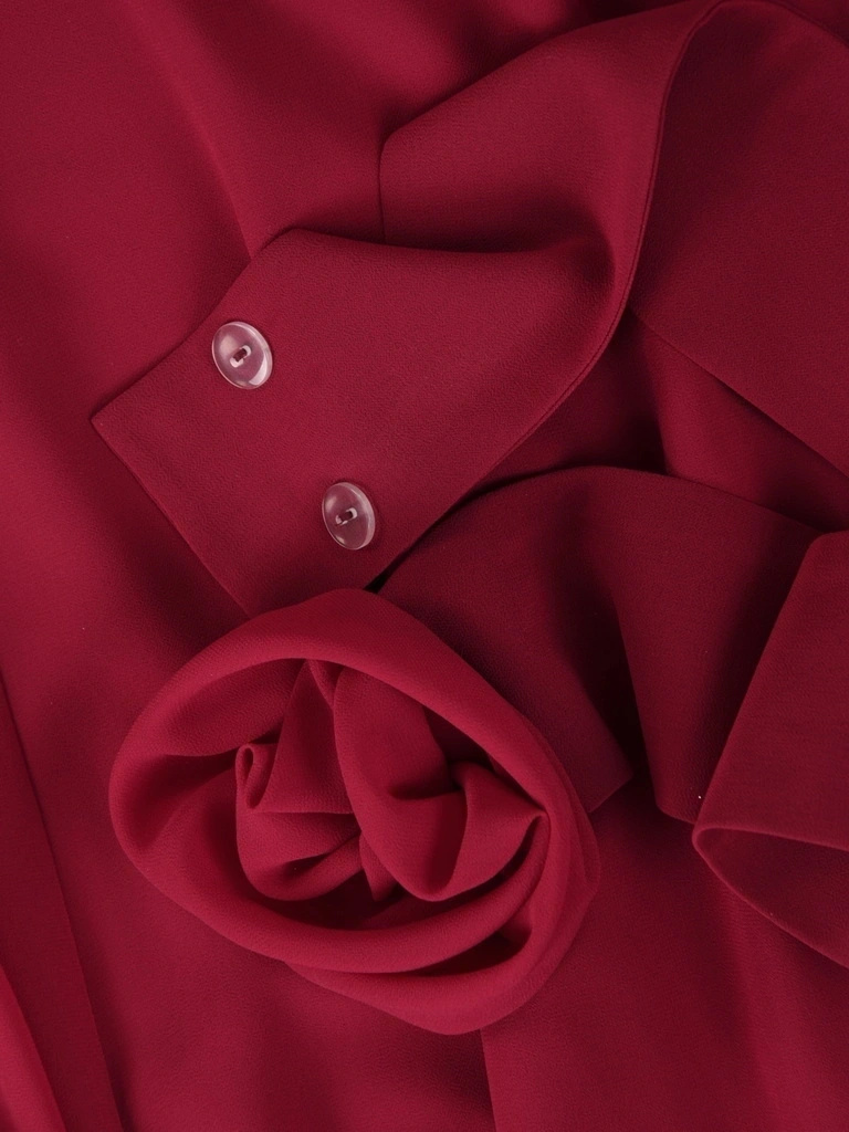 Elegancka sukienka rozkloszowana maxi w kolorze bordo – zwiewny krój z paskiem modelującym talię 41030