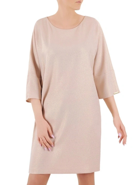 Elegancka beżowa sukienka tuba midi z kimono 3/4 – subtelnie połyskująca kreacja wizytowa z zapięciem na plecach 36097