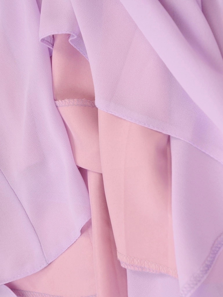 Elegancka liliowa sukienka rozkloszowana midi – wysmuklający krój z ozdobnymi mankietami 35379