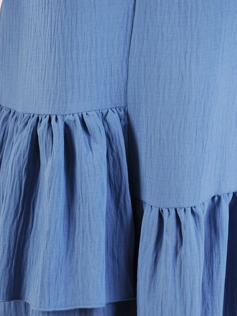 Bawełniana sukienka trapezowa w kolorze jeansu – tuszujący krój z kobiecą falbaną 30369