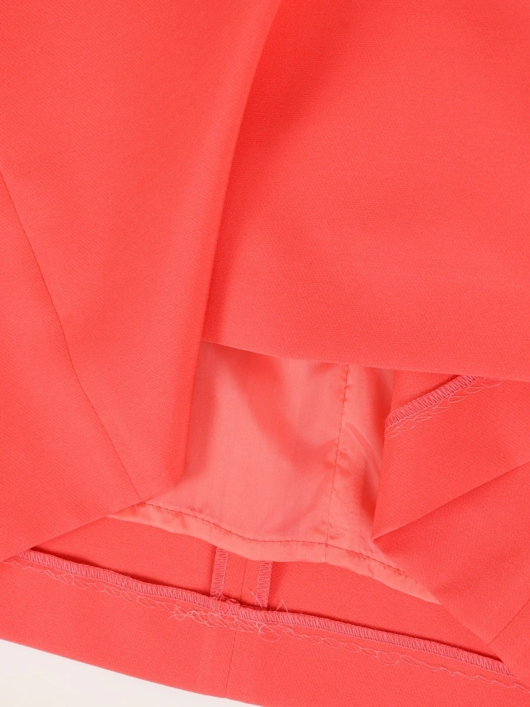Elegancka sukienka midi koralowa na wesele – prosty krój z koronką i tiulowymi rękawami 42105