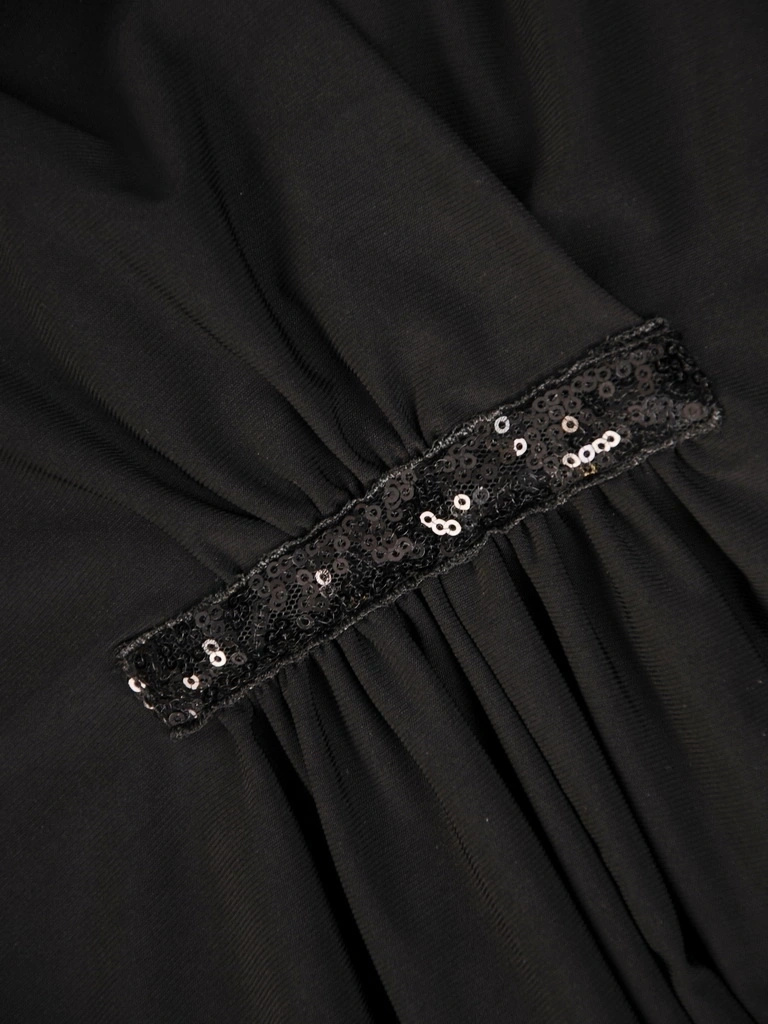 Elegancka czarna sukienka koktajlowa trapezowa – tuszujący krój z kopertowym dekoltem 32281