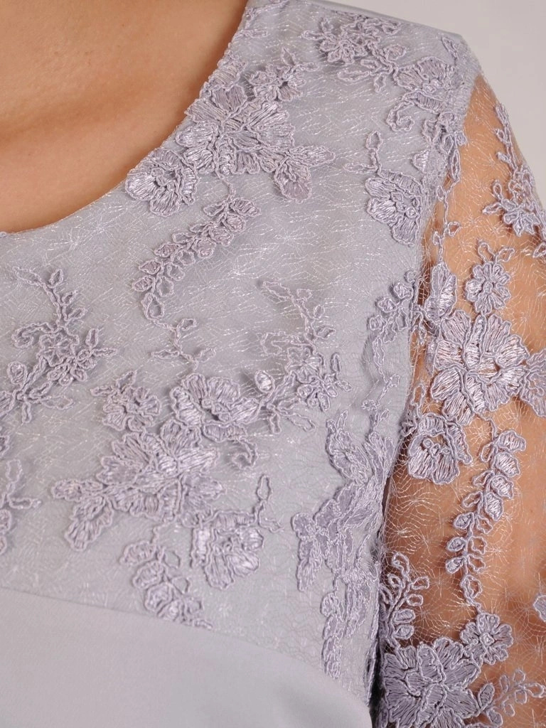 Elegancka szara sukienka midi na wesele o prostym fasonie – subtelna koronka modelująca sylwetkę 28751