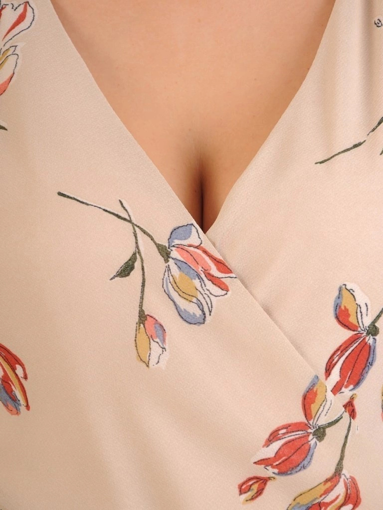 Zwiewna beżowa sukienka w kwiaty z dekoltem serek – kobiecy rozkloszowany fason z paskiem akcentującym talię 28892