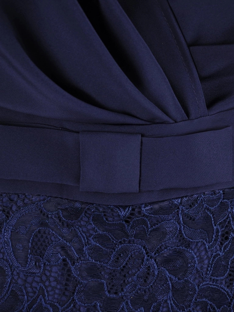 Elegancka granatowa sukienka na wesele – prosty fason midi z efektowną koronką w kwiaty 35048