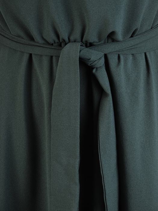 Długa zielona sukienka z szyfonu, kreacja z ozdobnym rozcięciem 31146