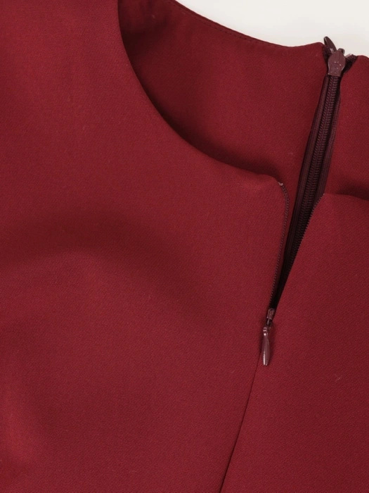 Elegancka bordowa kreacja rozkloszowana z suwakiem i paskiem – optycznie wysmuklająca fasonem midi 19821