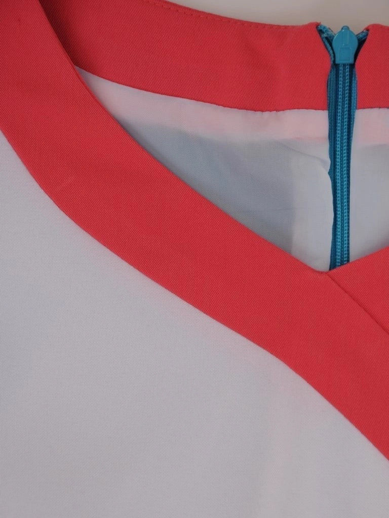 Elegancka zielona sukienka damska o prostym fasonie – szykowny dekolt V i subtelne rozcięcie z tyłu 6211