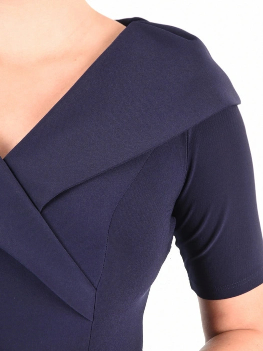 Elegancka sukienka koktajlowa midi w kwiaty – rozkloszowany fason z kopertowym dekoltem i paskiem 42495