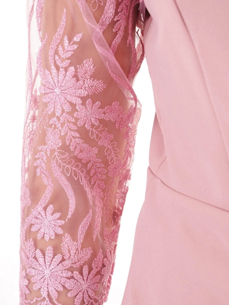 Elegancki kostium damski na wesele ze spodniami brudny róż – luźny, trapezowy krój z efektowną koronką 37794