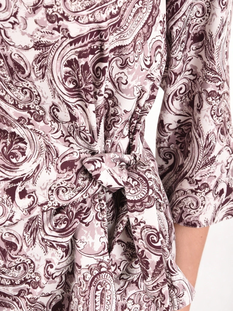 Elegancka fioletowa bluzka wizytowa o kroju trapezu – tuszujący fason z wiązaniem 42228