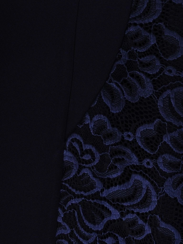 Granatowa sukienka midi o prostym kroju z dekoltem serek – wyszczuplające pionowe zaszewki i kwiatowy wzór 17610