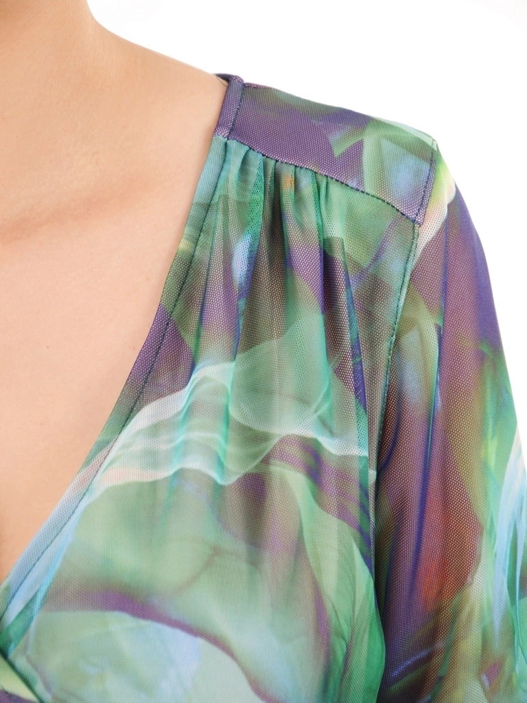 Zielona wzorzysta sukienka midi z kopertowym dekoltem – subtelne marszczenia optycznie wysmuklające sylwetkę 36205