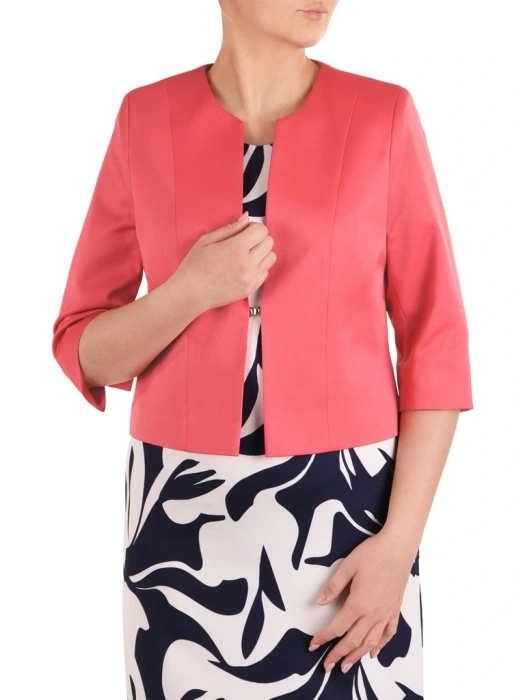 Elegancki żakiet damski do sukienki – prosty fason w kolorze koralowym z ozdobnym zapięciem 12187