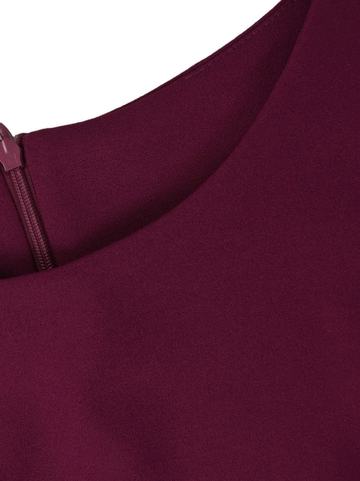Elegancka sukienka w kolorze fuksji rozkloszowana do kolan – kobiecy fason z rękawem 3/4 wyrównujący proporcje 37389