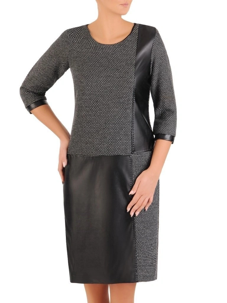 Czarna sukienka wizytowa midi z rękawem 3/4 – prosty fason wysmuklający sylwetkę 27515