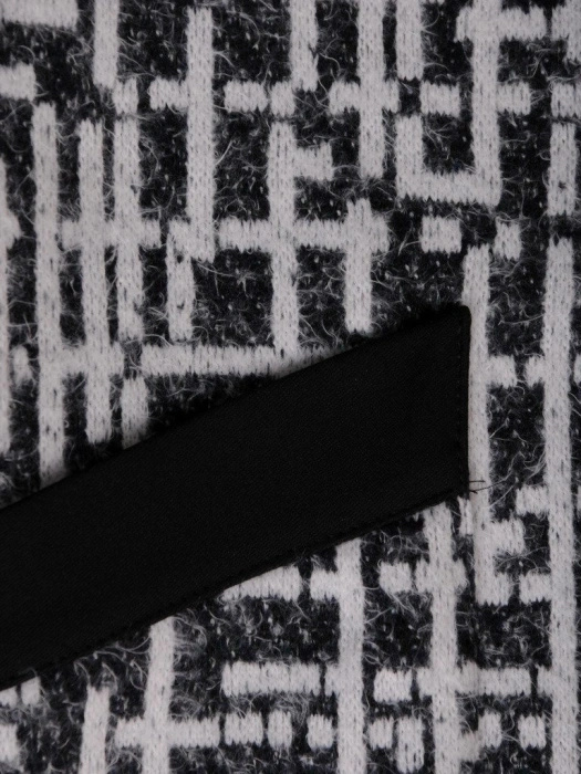 Stylowa marynarka damska plus size w geometryczny print – maskujący biodra fason z dekoltem łódka 18404