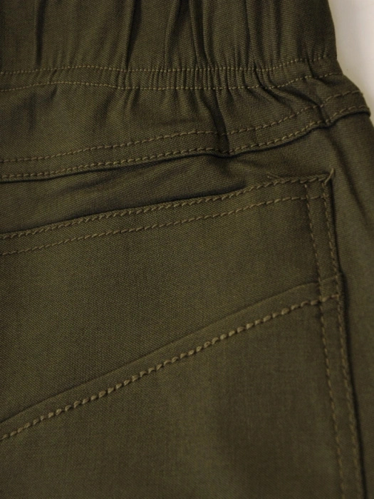 Dopasowane spodnie damskie khaki na gumce – elastyczny fason modelujący sylwetkę 35363