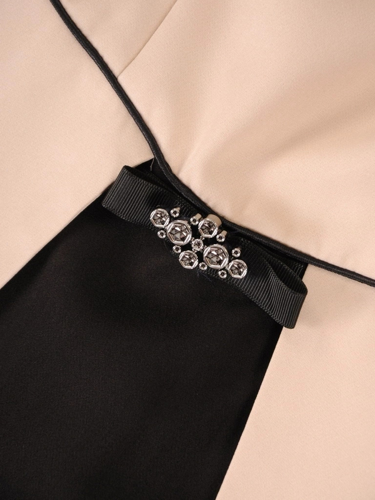Czarno-beżowa sukienka ołówkowa midi z rękawem 3/4 – wyszczuplające lamówki, elegancka baskinka i broszka 36588