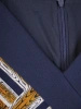 Granatowa wzorzysta sukienka midi prostego kroju z paskiem – wyszczuplające zaszewki i kopertowy dekolt 34467