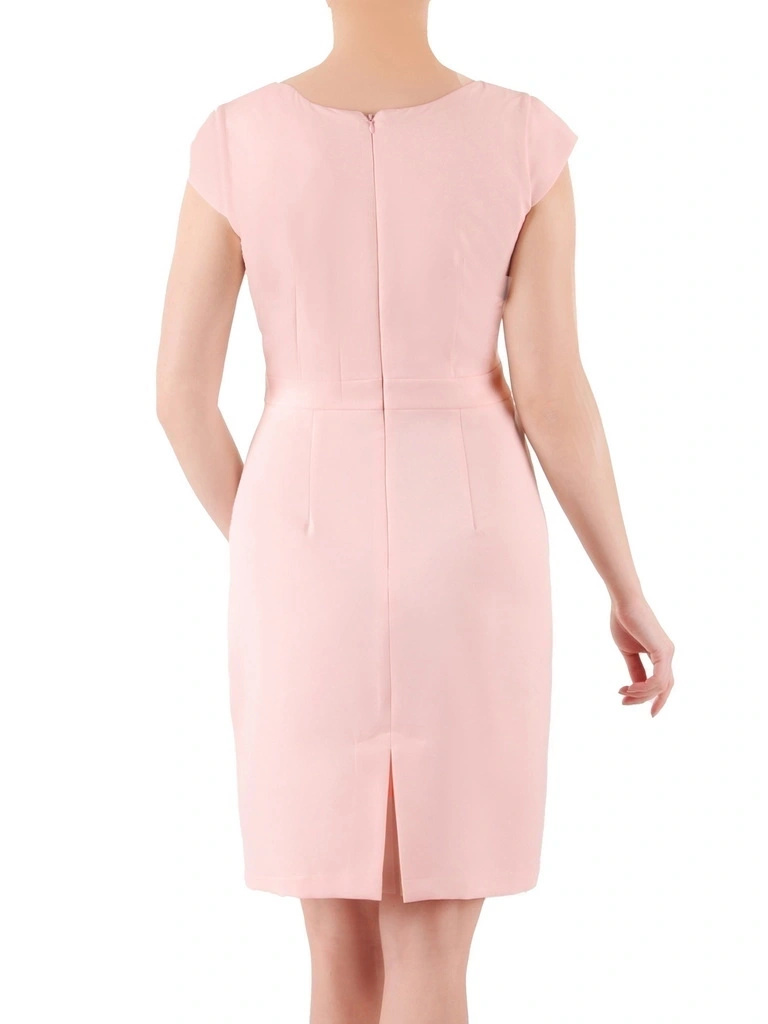 Różowa sukienka ołówkowa z kopertowym dekoltem – maskujące marszczenia na wizytowe przyjęcia 16936