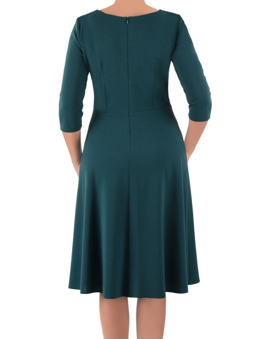 Elegancka sukienka rozkloszowana w kolorze butelkowej zieleni – kobiecy fason tuszujący biodra 40780