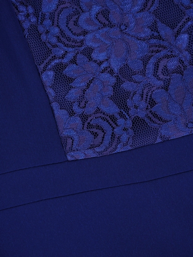 Elegancka garsonka damska ze spódnicą na wesele chabrowa – prosty fason z koronkową bluzką 30454