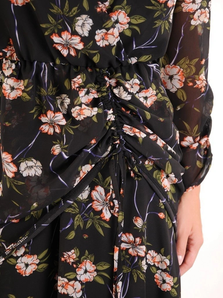 Elegancka długa sukienka w kwiaty z rękawem 3/4 – wysmuklający, kopertowy fason z baskinką 30502