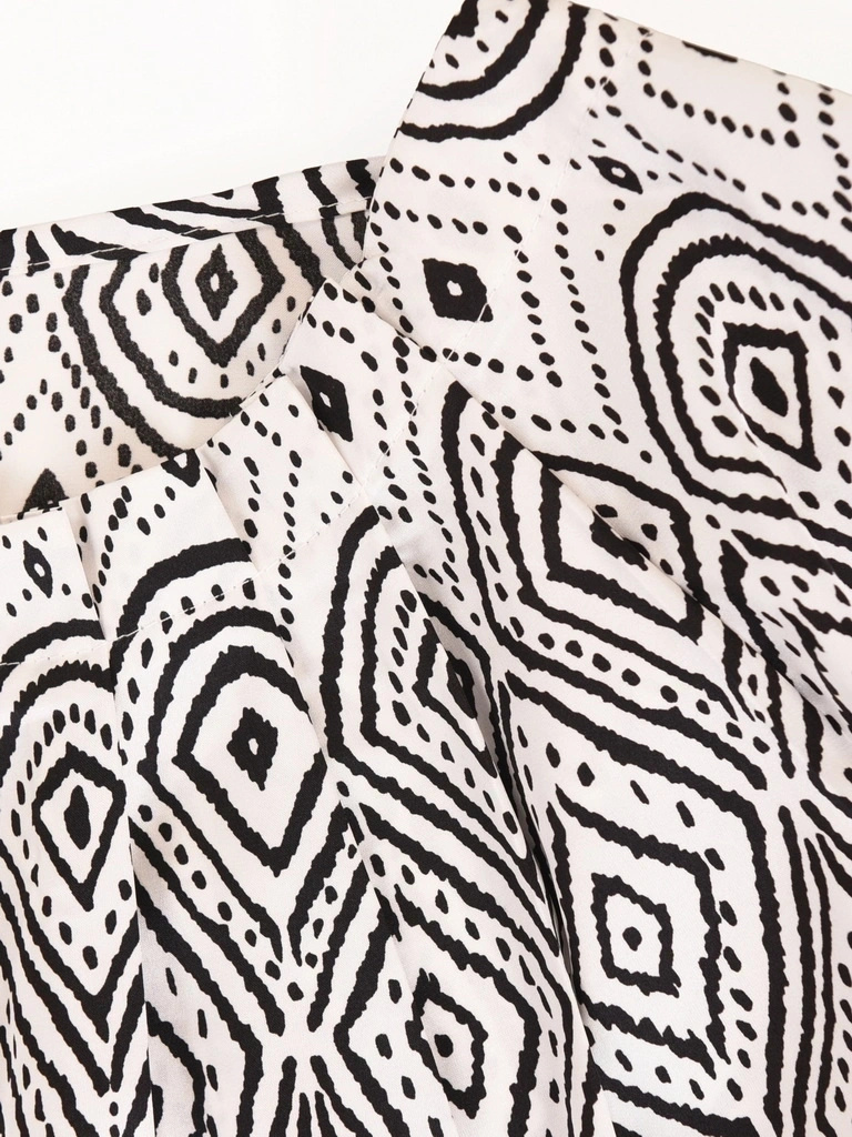 Elegancka bluzka wizytowa w czarno-biały print – prosty fason z wiskozy tuszujący sylwetkę 40174