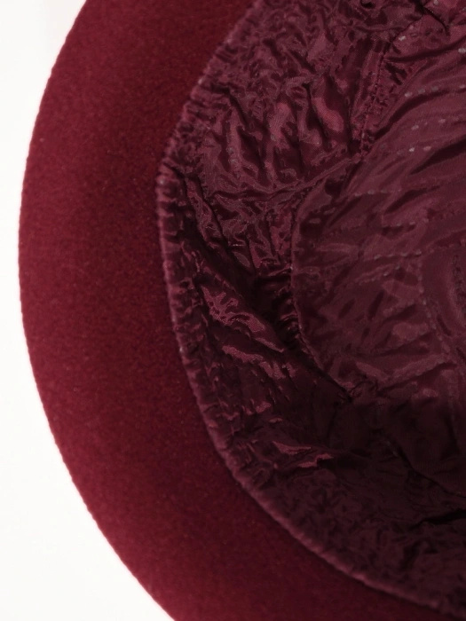 Elegancki kapelusz damski zimowy cloche w kolorze bordowym – ocieplany fason z krótkim rondem 40903