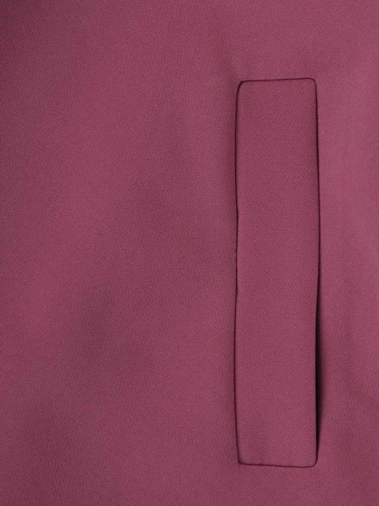 Elegancka fioletowa sukienka rozkloszowana – wyszczuplające sylwetkę zaszewki i pasek w talii 15713