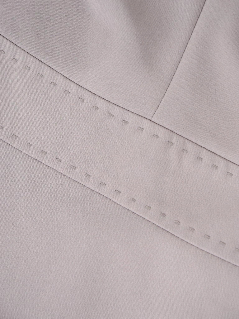 Elegancka sukienka rozkloszowana szary melanż z dekoltem łódka – efektowne przeszycia modelujące sylwetkę 2722