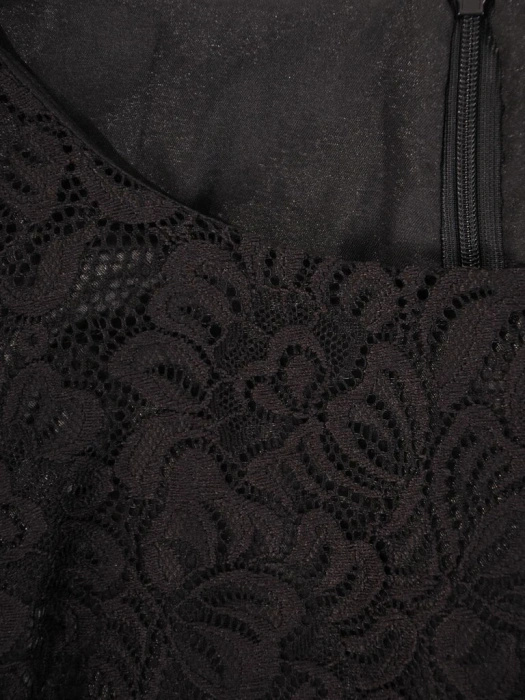 Elegancka czarna sukienka trapezowa midi w kwiaty – swobodny krój z ozdobnymi falbanami 27386