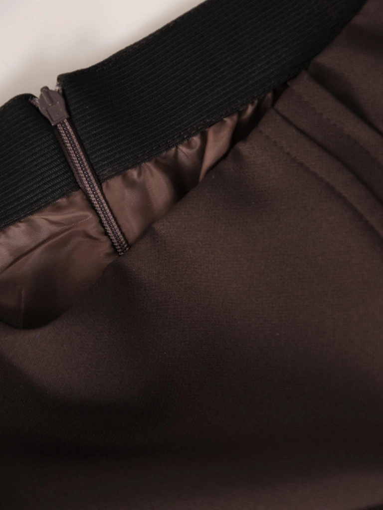 Elegancka brązowa spódnica o prostym kroju na jesień – wiskozowy model do kolan z guzikami do pracy 39238
