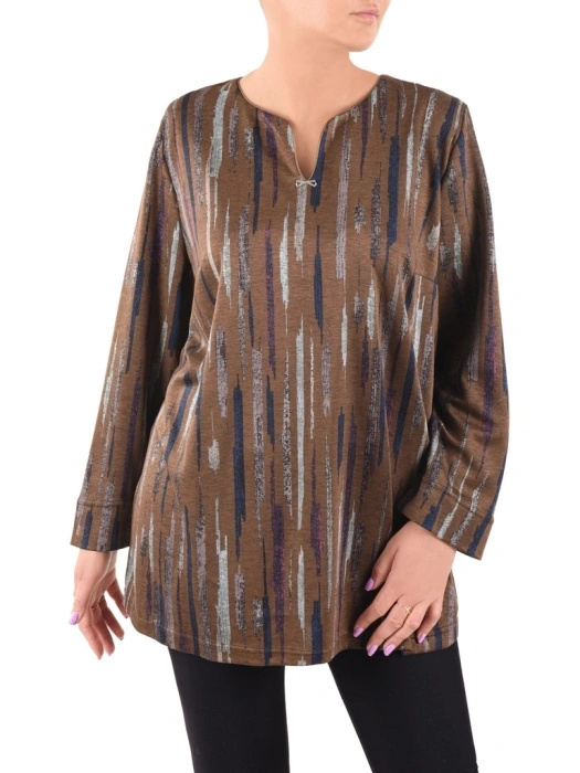 Wizytowa bluzka plus size w oliwkowe paski z dekoltem V – prosty fason maskujący, z ozdobną broszką 40289