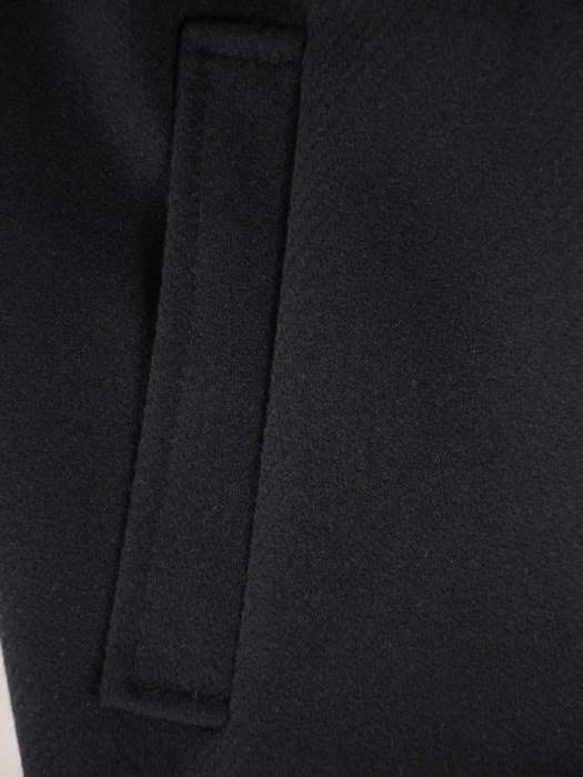 Czarny płaszcz damski o prostym kroju na jesień – wiązanie w talii i ozdobne guziki 37513