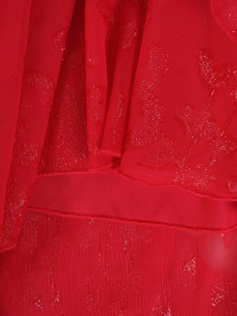 Malinowa sukienka na wesele rozkloszowana w kwiaty – kopertowy dekolt i wiązanie akcentujące talię 20987