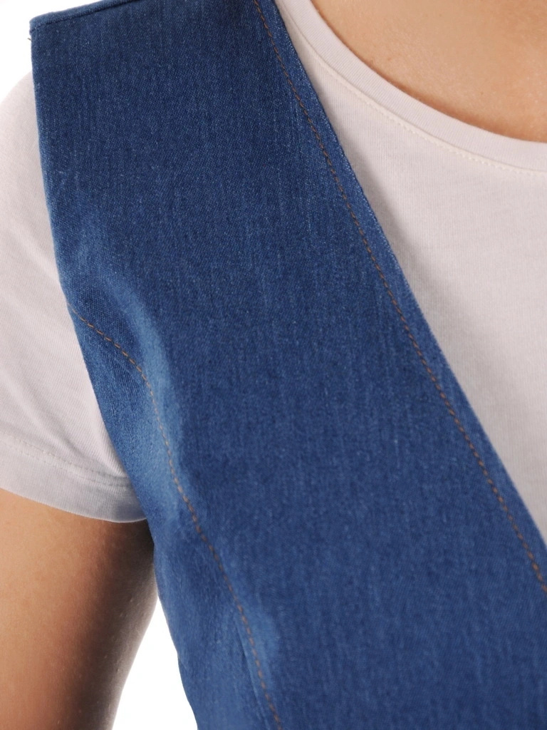 Jeansowa kamizelka damska plus size z ozdobnym zapięciem 38757
