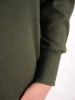 Elegancki sweter damski z golfem w kolorze ciemnej zieleni – prosty fason z praktycznymi kieszeniami 39098