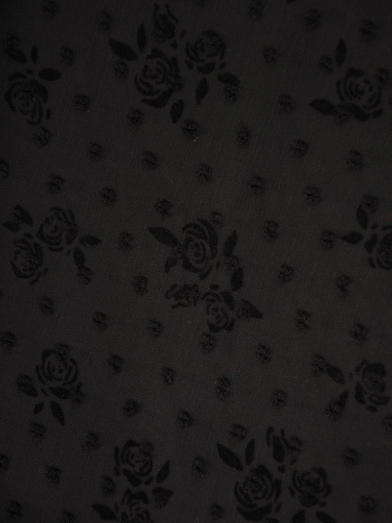 Czarna wizytowa sukienka midi w kwiaty – rozkloszowany fason z rękawem 3/4 30522